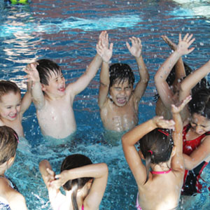 Kinder im Becken