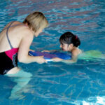 Wassergewöhnung und erste Schritte zum Erlernen des Brustschwimmens.